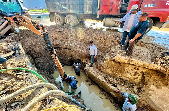 Concluye Comapa trabajos de reparación de tubo roto en Carretera